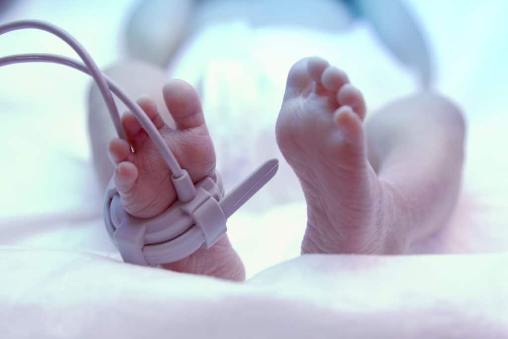 Bebé prematuro en incubadora
